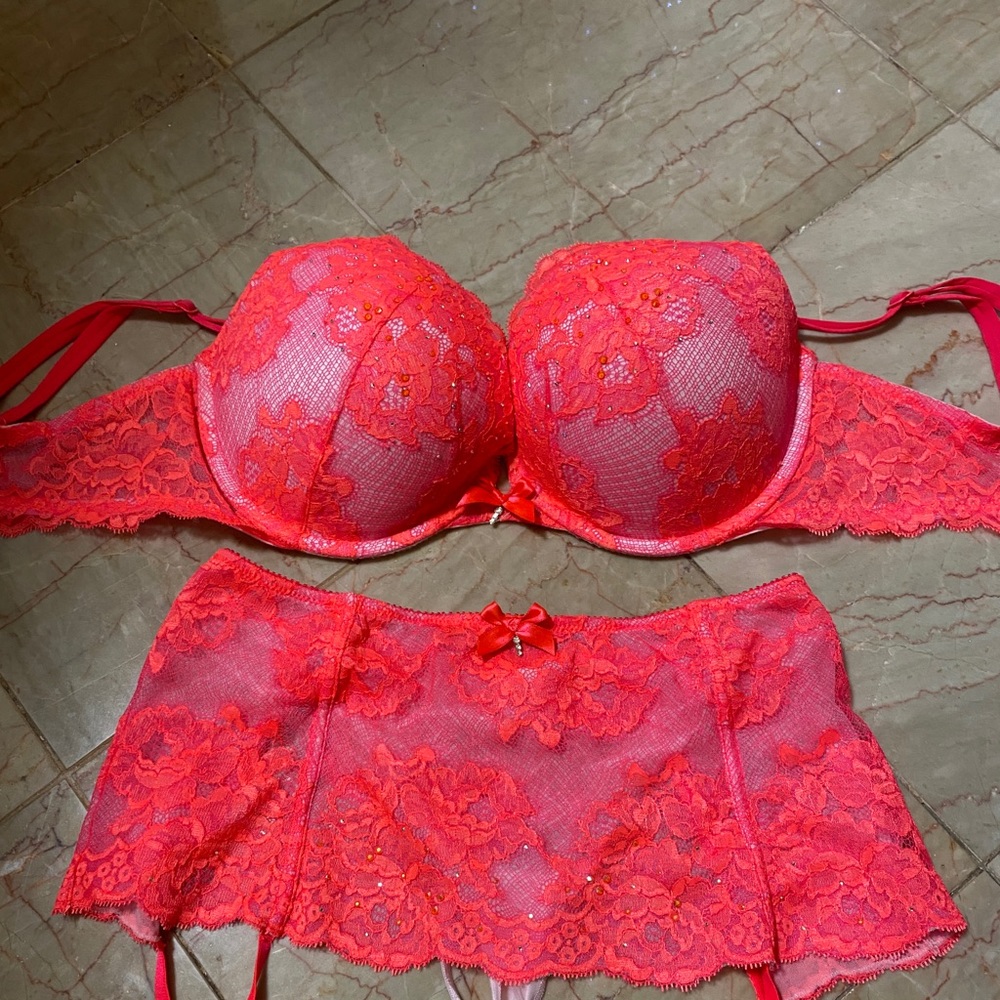 Victoria Secret set: 36D and S